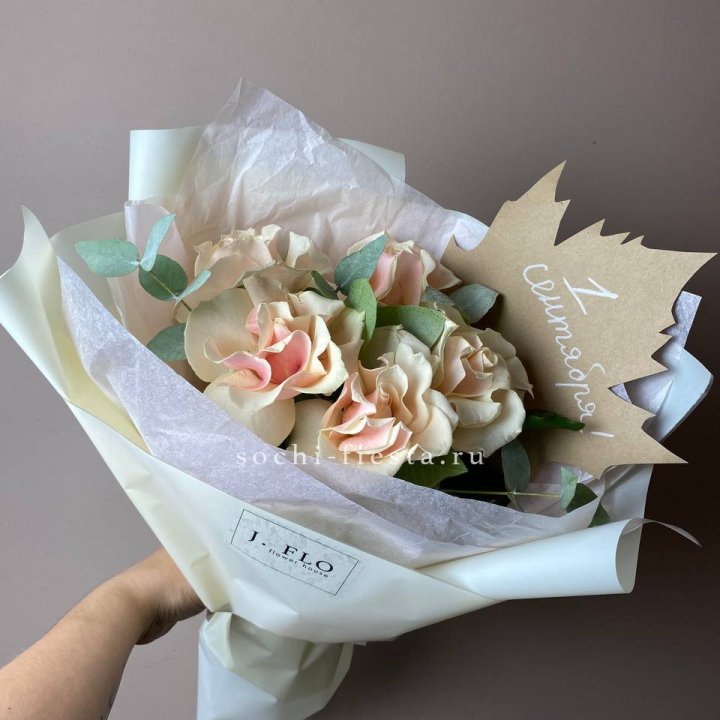 Букет кремовых роз к дню знаний в Балаково