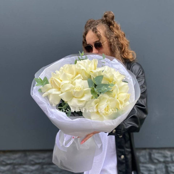 7 Белых французских роз  в Балаково