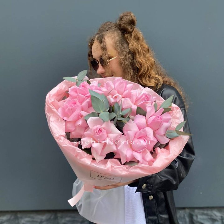 7 розовых роз в Балаково