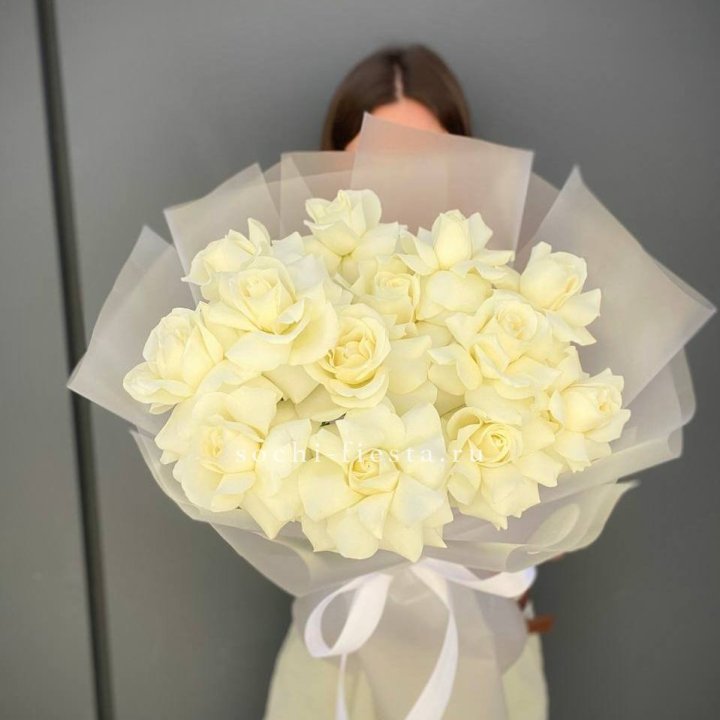 13 белых роз в Балаково