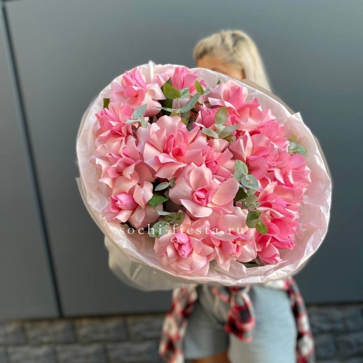 17 розовых роз в Балаково