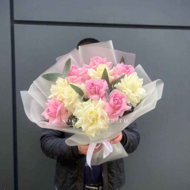 11 бело-розовых роз в Балаково