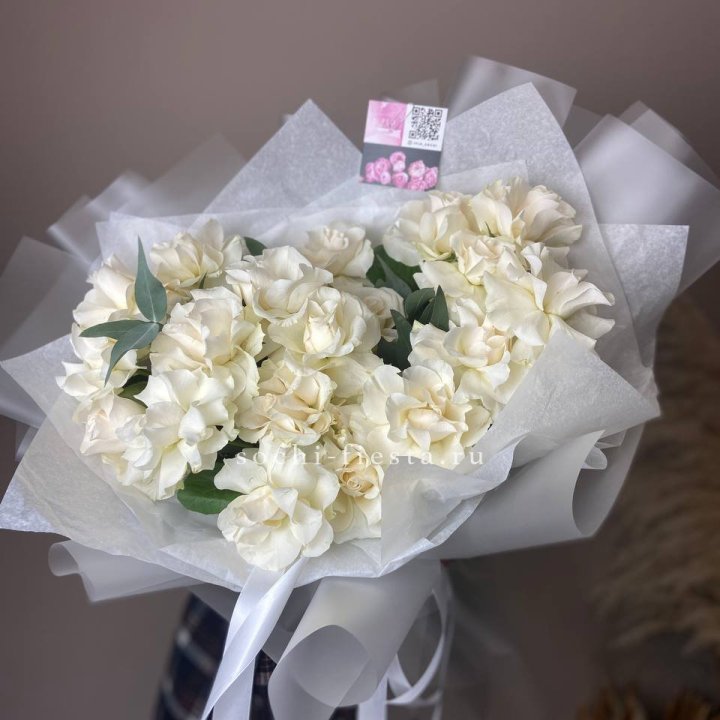 21 французских роз с эвкалиптом в Балаково