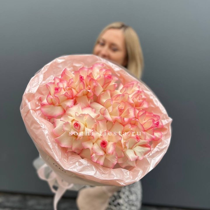 9 французских роз Джумилия в нежном оформлении в Балаково