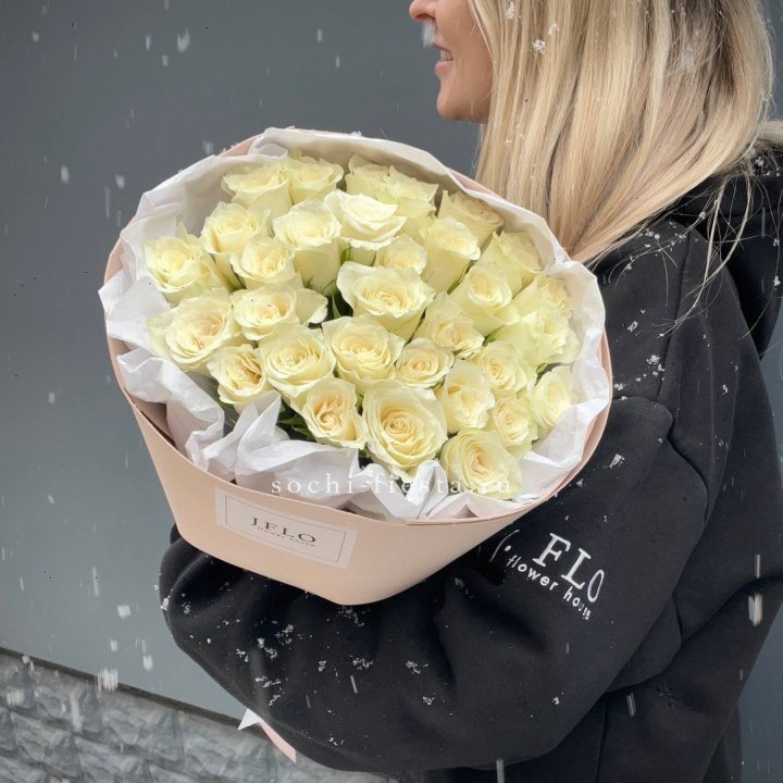 31 белая роза в оформлении в Балаково