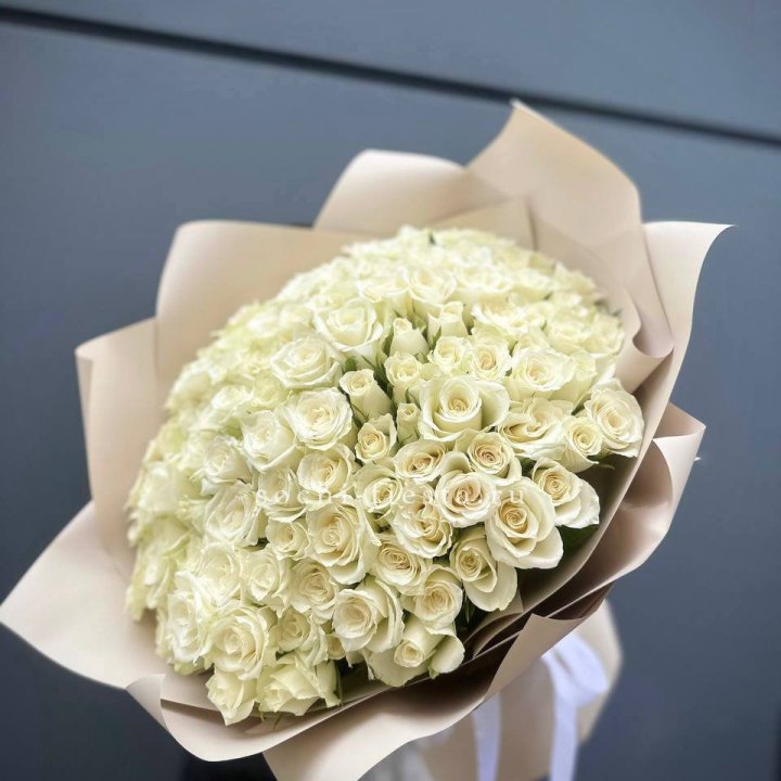 101 белая роза Атена в Балаково