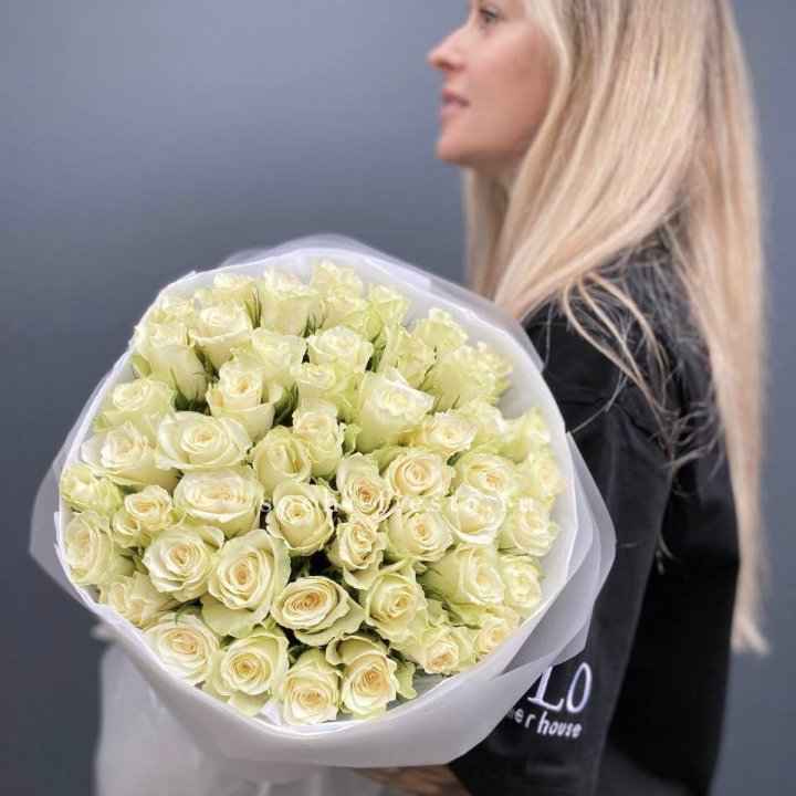 Воздушный букет из 51 белой кенийской розы в Балаково