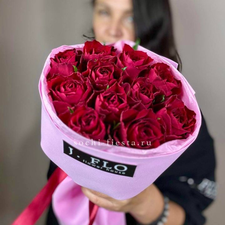 11 красных роз мадам ред в Балаково