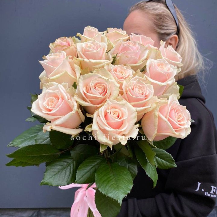 15  кремовых высоких роз в Балаково