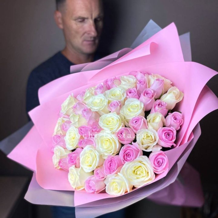 51 белых и розовых роз в Балаково