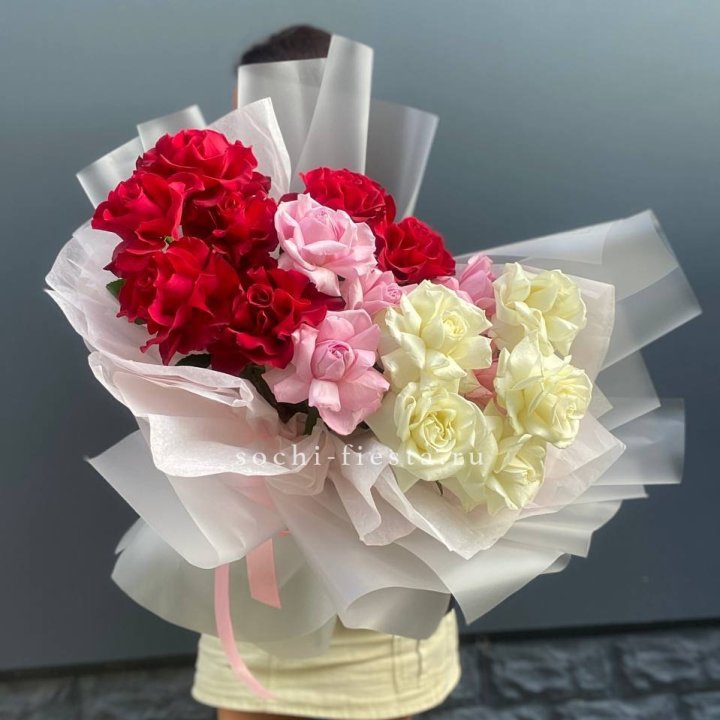 Микс из 17 роз в Балаково