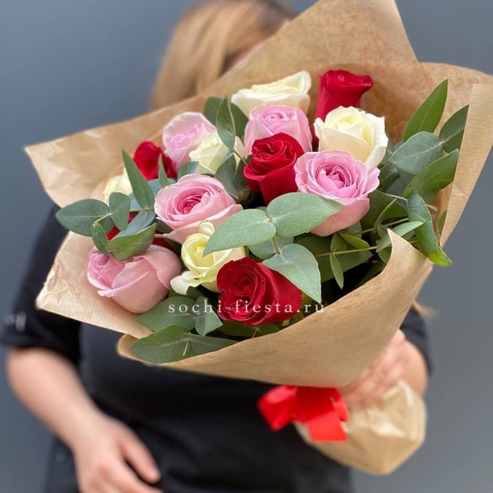 Букет из 15 роз с эвкалиптом в Балаково