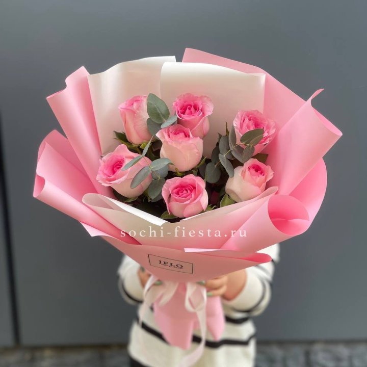 7 роз с эвкалиптом в Балаково