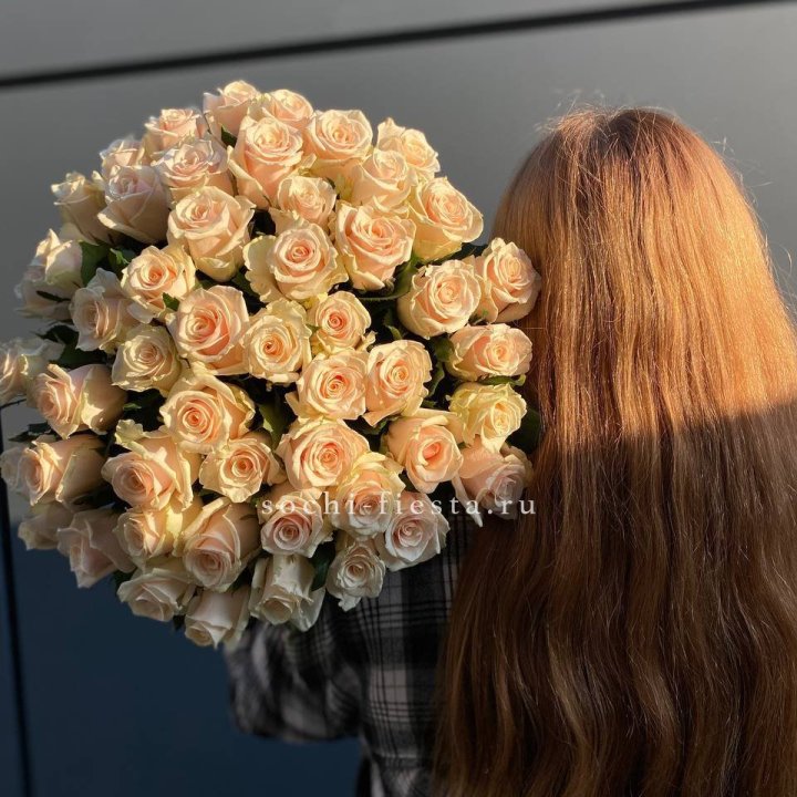 Охапка кремовых роз в Балаково