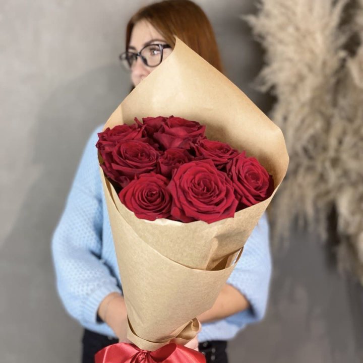 9 красных роз в крафте в Балаково