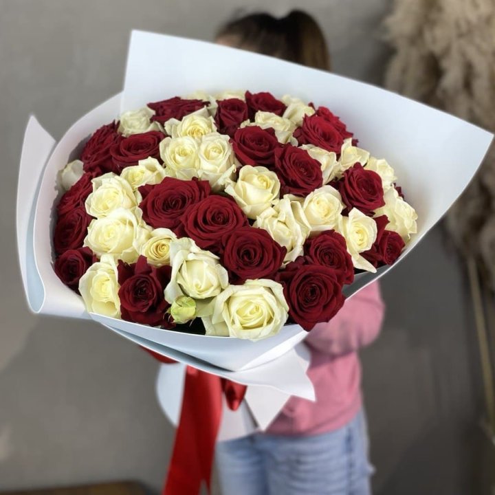 51 красная и белая роза в Балаково