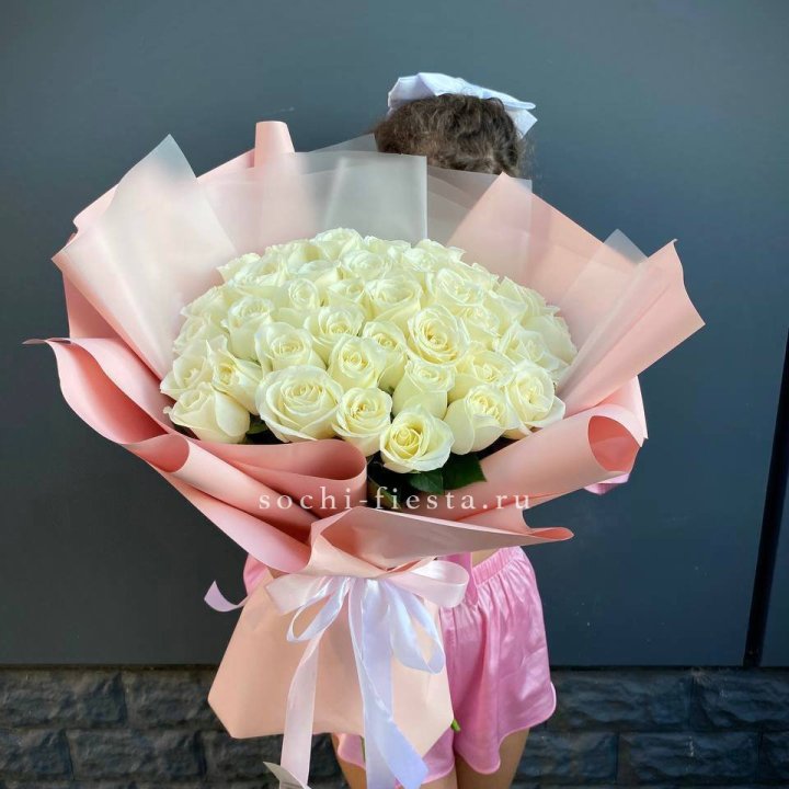 35 белых роз в Балаково