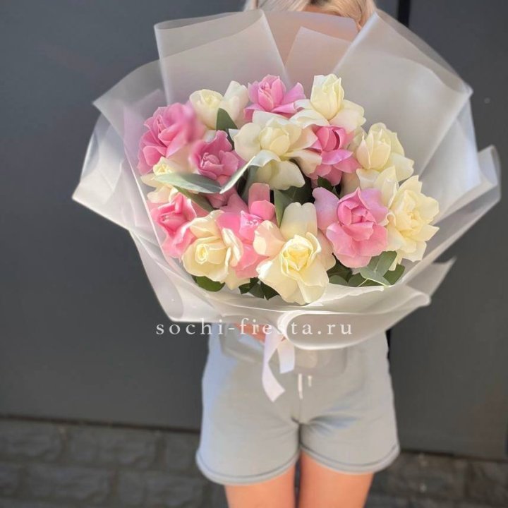 15 бело-розовых роз в Балаково