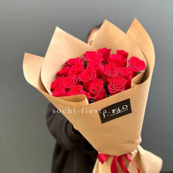 19 красных роз в крафте в Балаково