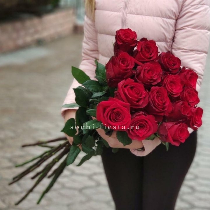 15 высоких красных роз в Балаково