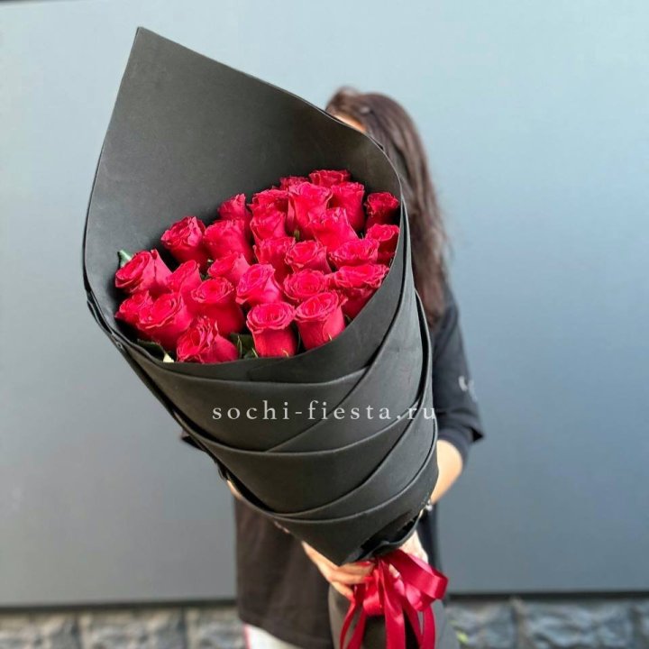 25 высоких красных роз в Балаково