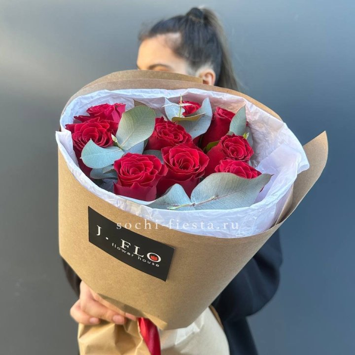 9 роз с эвкалиптом в Балаково