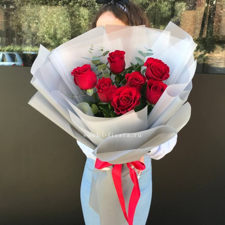 7 красных роз с эвкалиптом  в Балаково