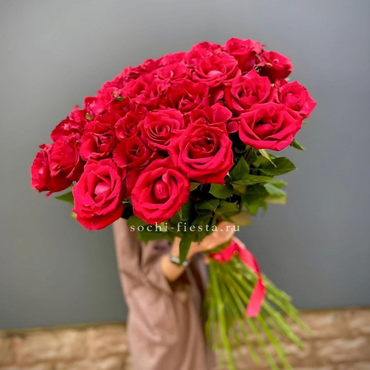 51 высокая красная роза в Балаково