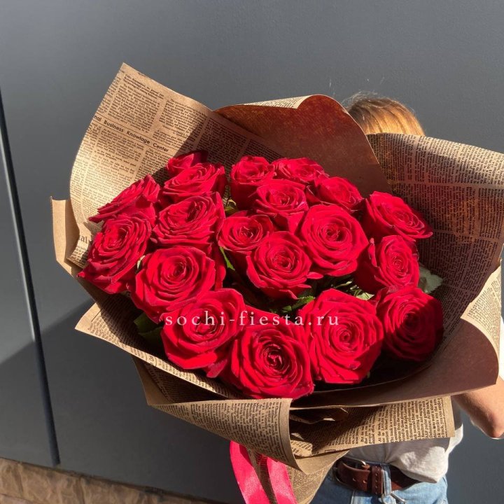 19 красных роз Леди Крафт в Балаково