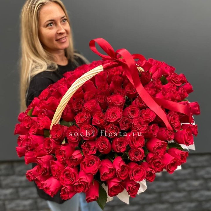 151 красная  роза в корзине в Балаково