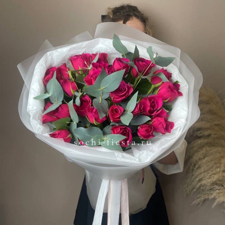 25 малиновых роз с эвкалиптом в Балаково