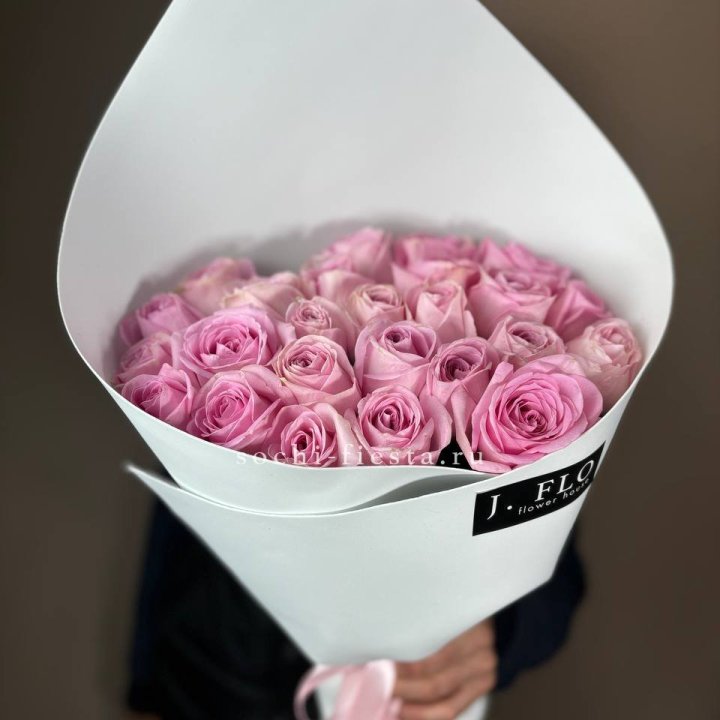 25 розовых роз в Балаково