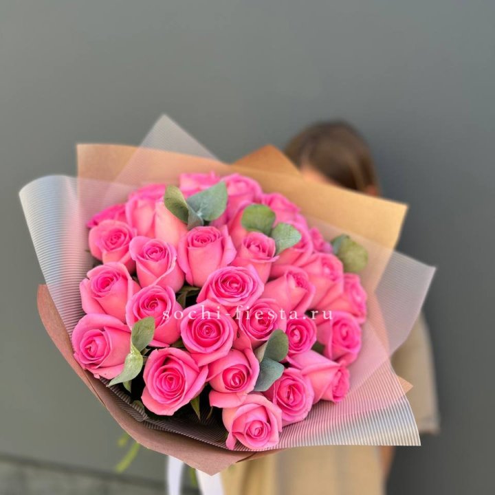 31 розовая роза с эвкалиптом в Балаково