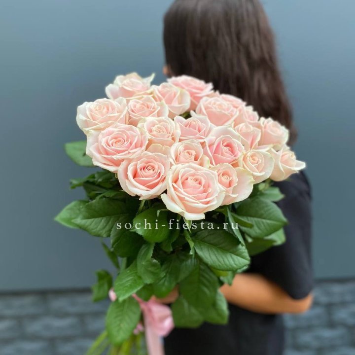 Высокие розовые розы в Балаково