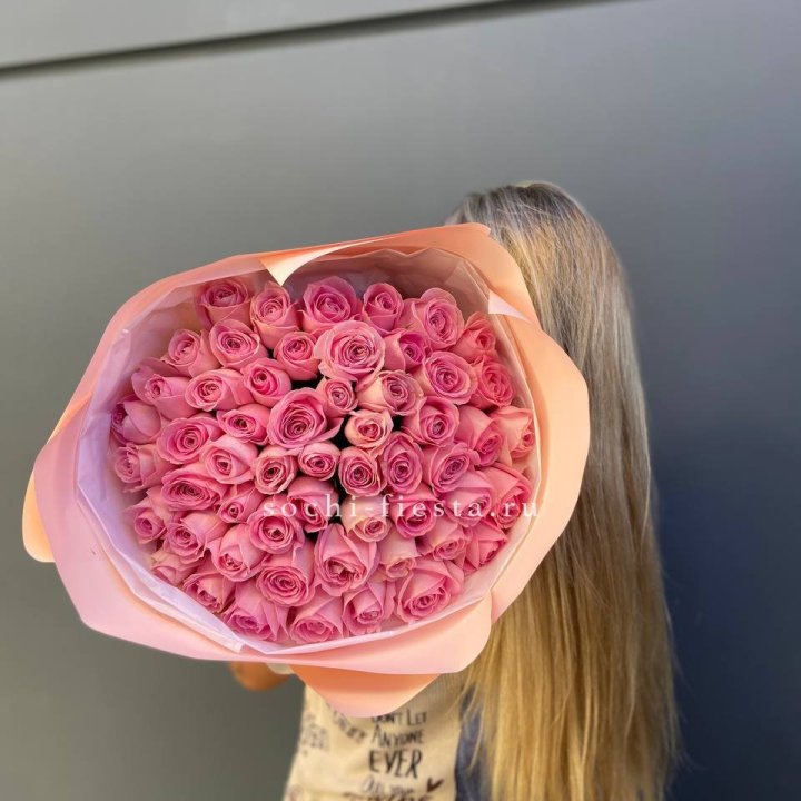 55 розовых роз в Балаково