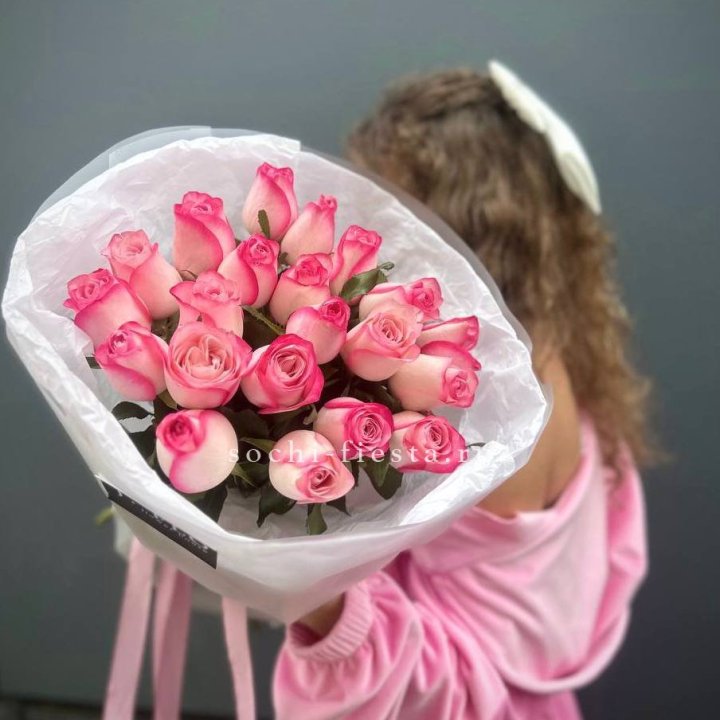 21 розовые розы Венди  в оформлении в Балаково