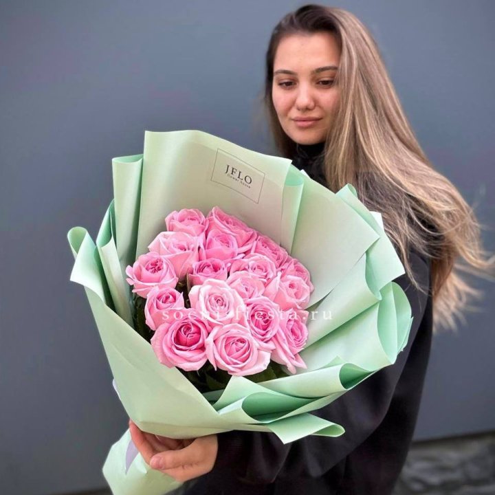 17 розовых роз в Балаково