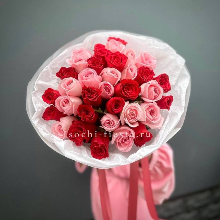 Букет красных и розовых 35 роз в Балаково