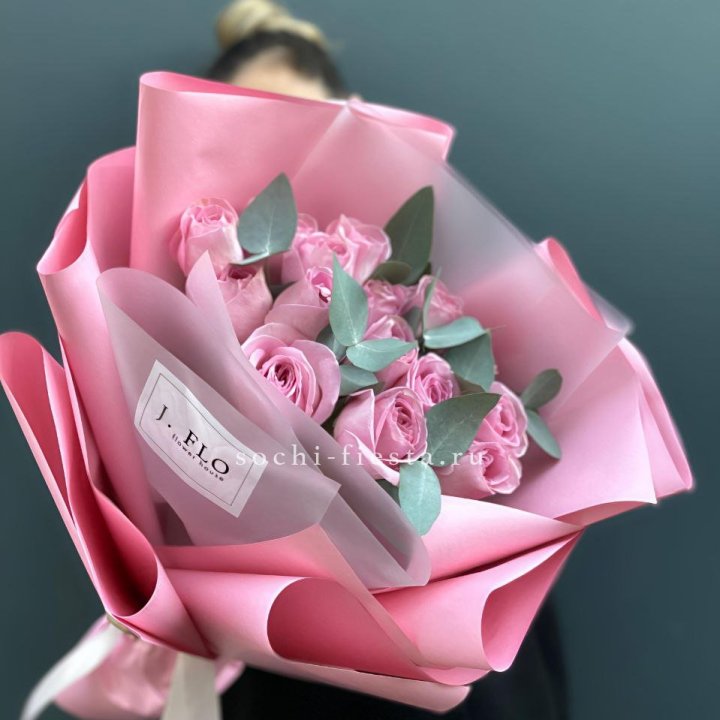 15 Розовых роз с эвкалиптом в Балаково