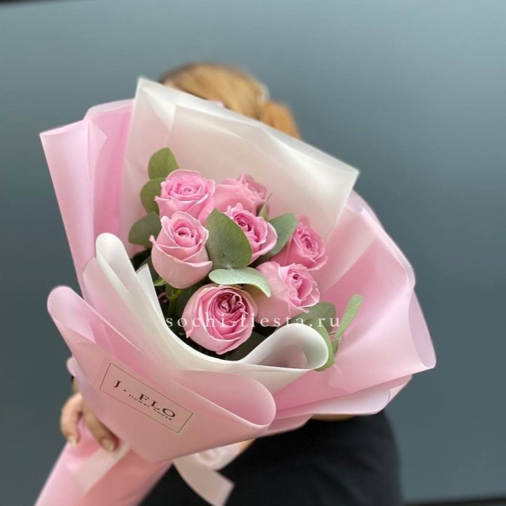 7 розовых роз с эвкалиптом в Балаково