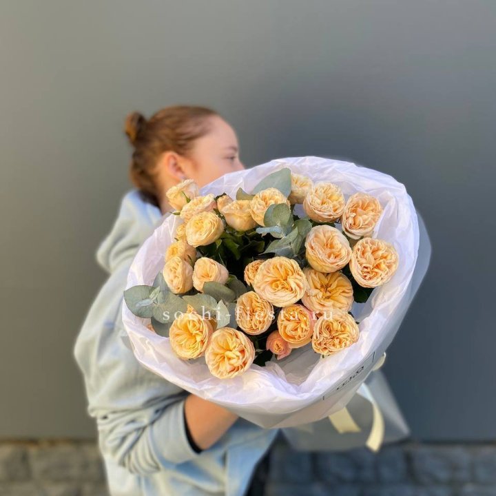 7 пионовидных роз в Балаково