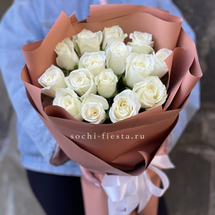 15 белых роз сиена в Балаково