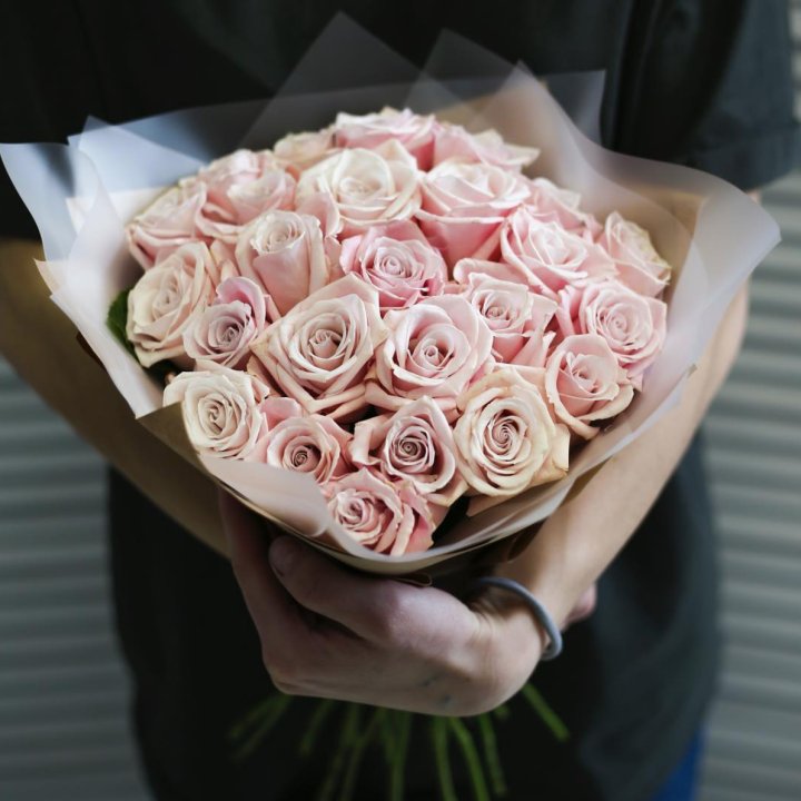 27 кремовых роз в Балаково