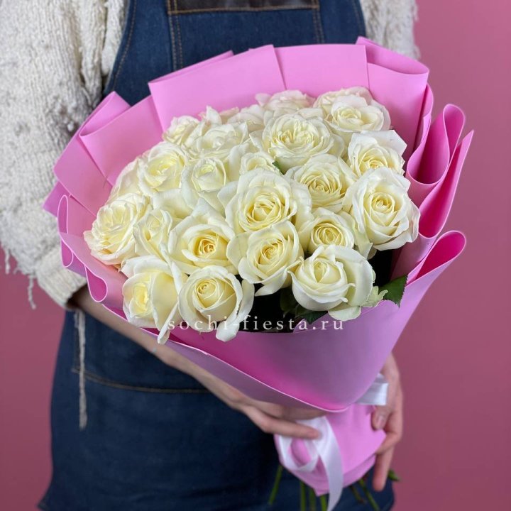25 белых роз в Балаково