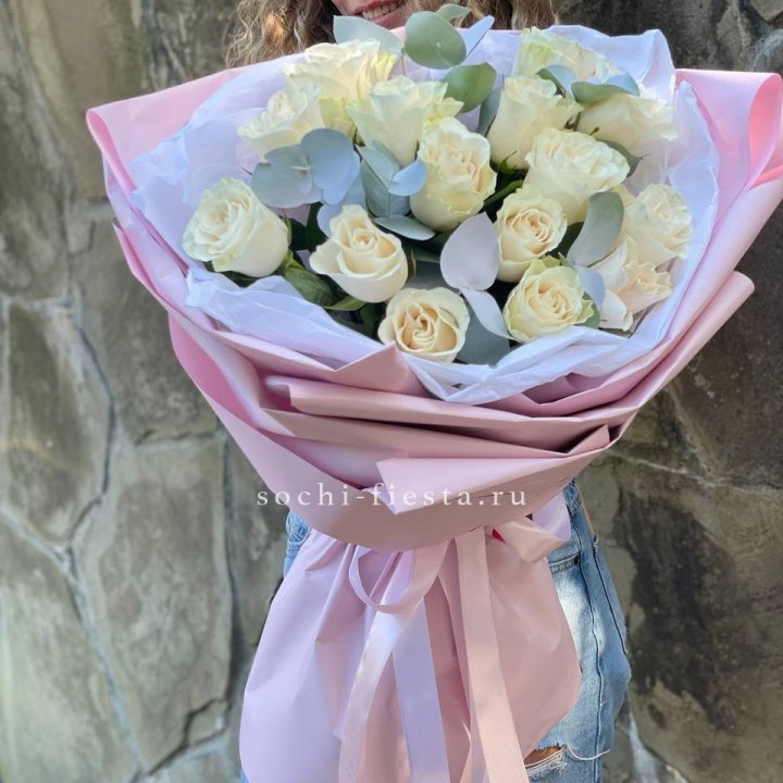 Белые розы в авторском оформлении в Балаково