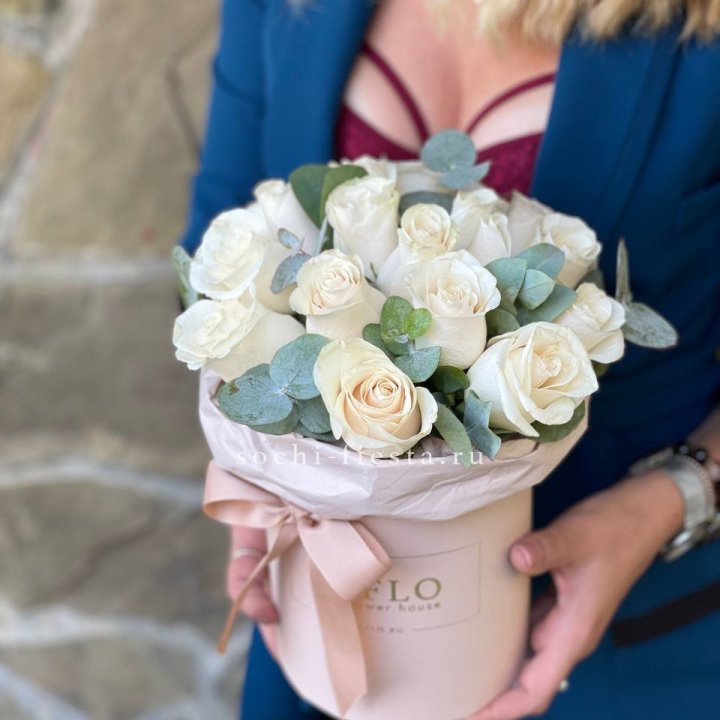 Цилиндр из белых роз в Балаково