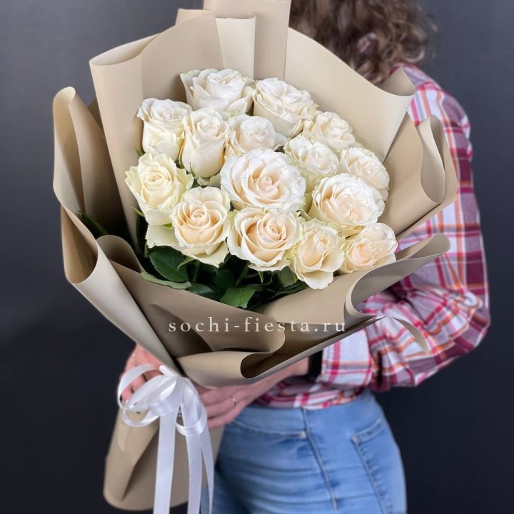 15 белых роз кофе в Балаково