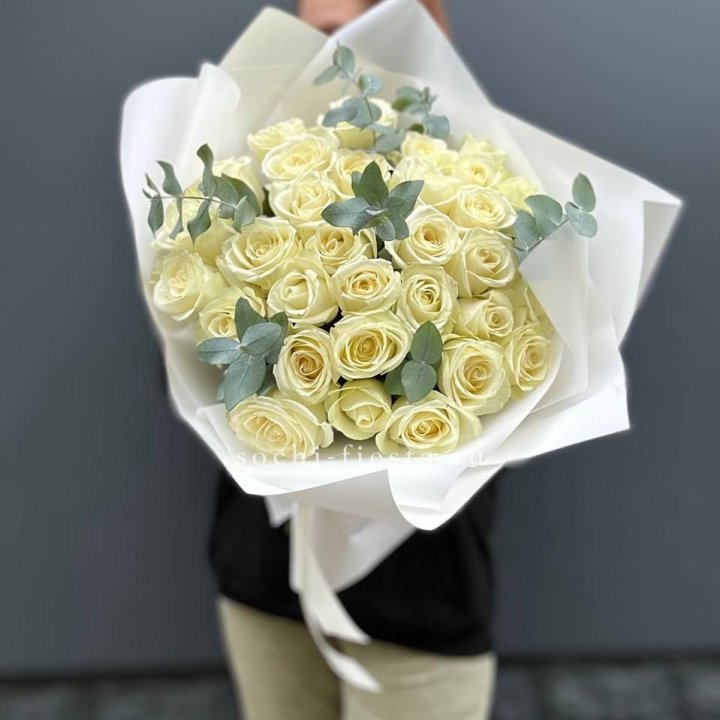 31 белая роза с эвкалиптом в Балаково