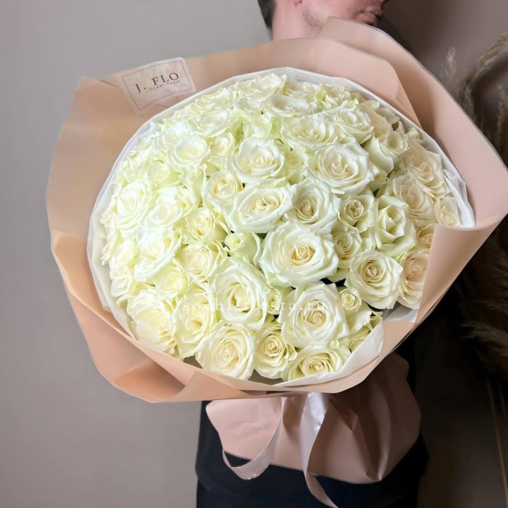 51 белая  роза в оформлении в Балаково