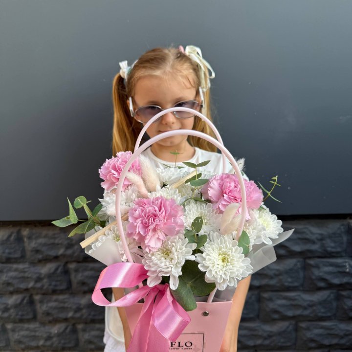 Сумочка из стойких хризантем и диантуса в Балаково